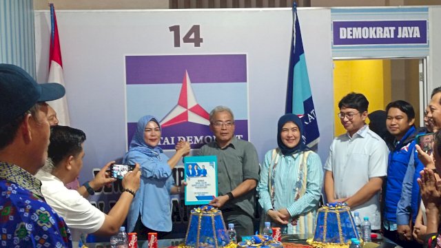 Politisi Partai Demokrat Aliyah Mustika turut mendampingi Risma Kadir Nyampa daftar sebagai kandidat di Pilkada Gowa. Foto/ SS