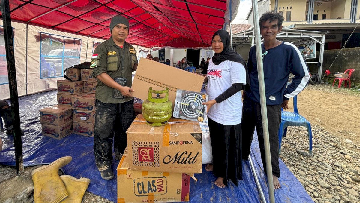 LAZ Hadji Kalla Salurkan Bantuan Logistik Bagi Korban Banjir di Sulsel