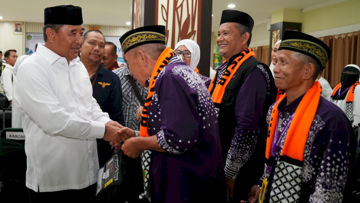 Lepas Kloter 1 Jemaah Haji Embarkasi Makassar, Pj Gubernur: Luruskan Niat Hanya untuk Beribadah