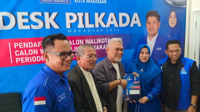 Bakal calon Wali Kota Makassar Amri Arsyid saat mengambil formulir di tim Desk Pilkada DPC Demokrat Makassar. Foto/SS