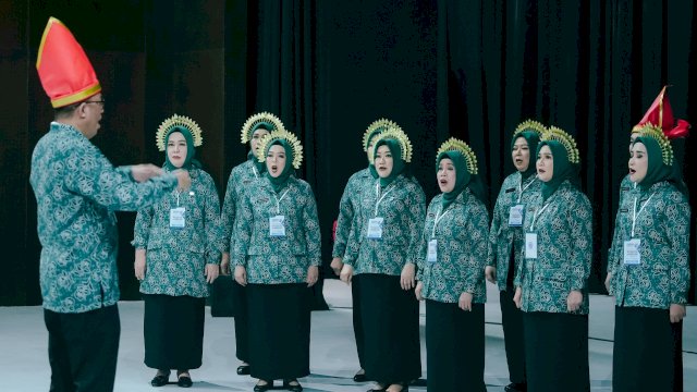 Tim Paduan Suara TP PKK Kota Makassar. Foto: Istimewa.