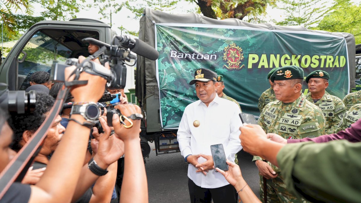 Pj Gubernur Sulsel dan Pangdiv 3 Kostrad Lepas 10 Truk Bantuan untuk Korban Banjir di Luwu