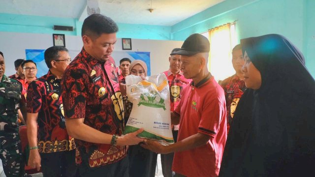 Bupati Gowa Adnan Purichta Ichsan menyerahkan bantuan secara simbolis kepada warga. Foto: Istimewa.