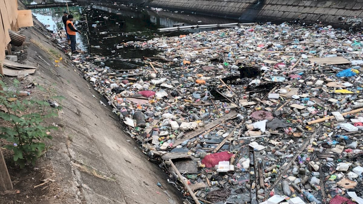 Satgas Kanal DPU Kota Makassar Gelar Kegiatan Rutin Pembersihan di Kanal Pannampu