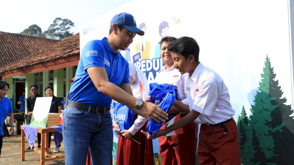 BRI Peduli Salurkan Bantuan CSR di SDN 01 dan 02 Gunung Geulis Bogor