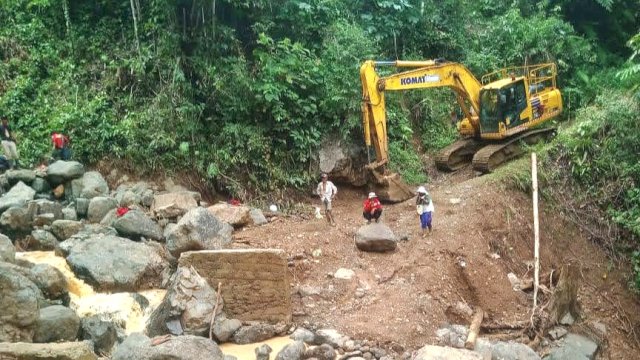 PT Vale turunkan alat berat buka jalan yang tertutup longsor. Foto: Istimewa.
