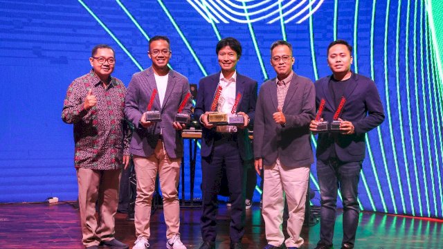 Enam piala Otomotif Award 2024 yang berhasil diraih Yamaha. Foto: Istimewa.