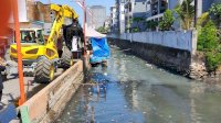 Antisipasi Genangan Air, Kadis PU Turunkan Alat Berat untuk Normalisasi Saluran Sekunder di Jalan Ampera Raya