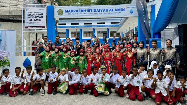 Pembukaan madrasah yang dibangun XL Axiata di Buton. Foto: Istimewa.