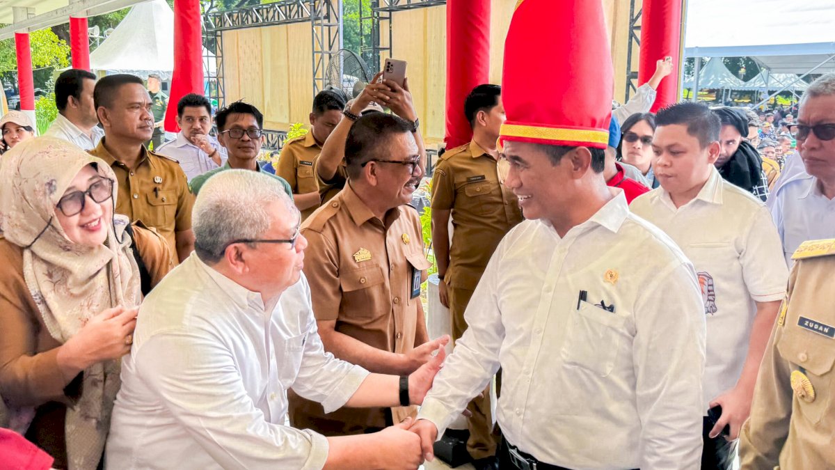 Rektor UNM Ikut Serta bersama Menteri Pertanian RI Serahkan Rp410 Bantuan Pertanian dan Bencana di Sulsel