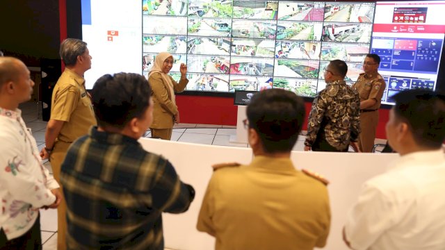 Bupati Kabupaten Banggai Amirudin Tamoreka saat mengunjungi war room Pemkot Makassar. Foto: Istimewa.