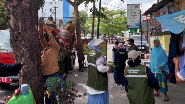 DLH Kota Makassar tertibkan spanduk di jalan Andi Djemma dan AP Pettarani. Foto: Istimewa.