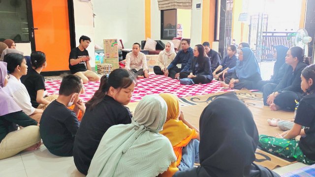 Manajemen ASTON Makassar saat berkunjung ke Rumah Harapan. Foto: Istimewa.