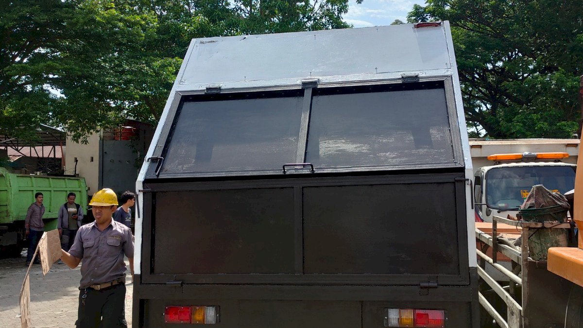 Pastikan Kualitas Pelayanan Kebersihan Maksimal, DPU Makassar Lakukan Pemeliharaan Kendaraan Operasional