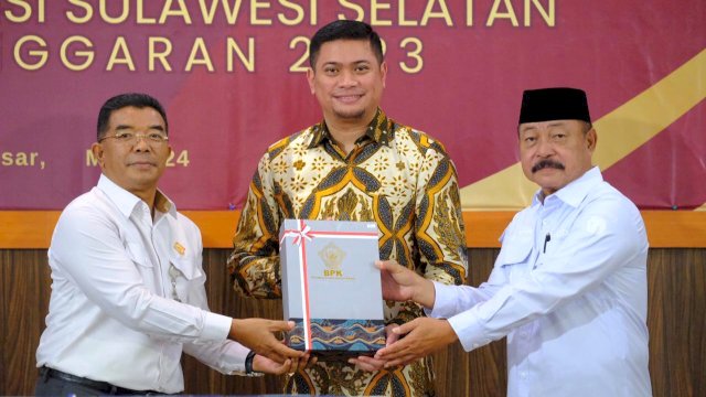 Kepala BPK RI Sulsel Amin Adab Bangun sata menyerahkan Opini WTP kepada Bupati Gowa Adnan Purichta Ichsan dan Wakil Bupati Gowa Abdul Rauf Malaganni. Foto: Istimewa.