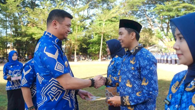 Bupati Adnan saat lantik 785 PPPK Kabupaten Gowa. Foto: Istimewa.