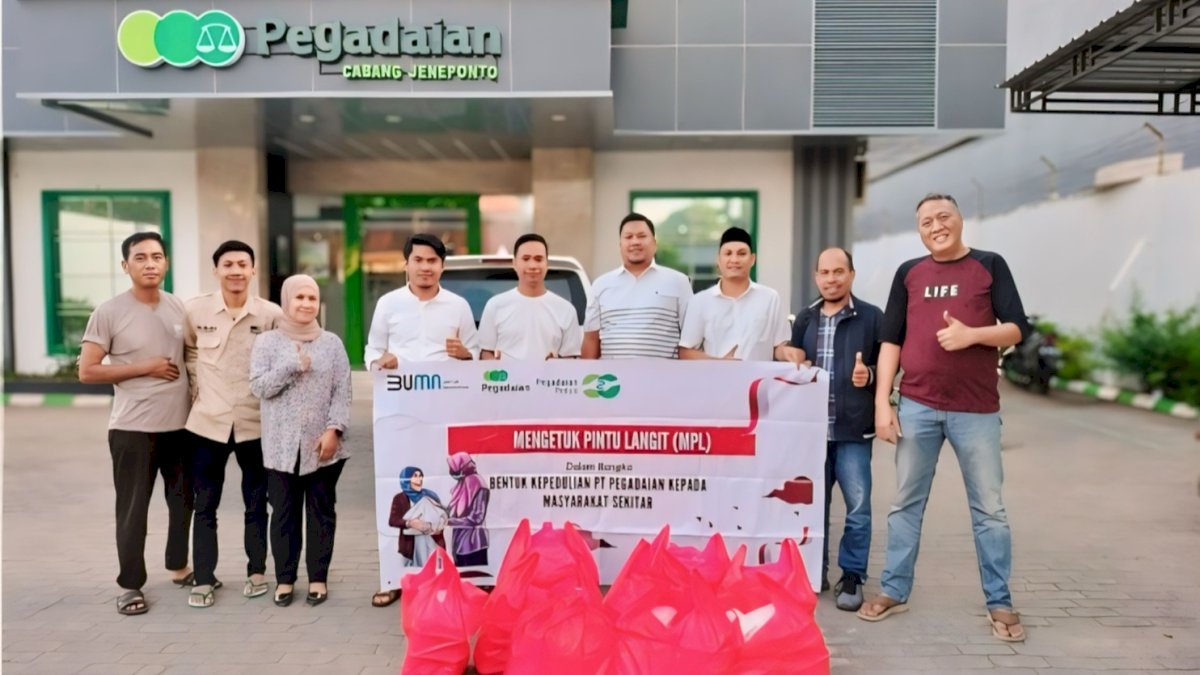 Sedekah Jumat Mengetuk Pintu Langit Jadi Langkah Pegadaian Makassar Berdayakan UMKM