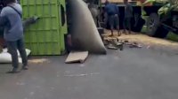 VIDEO: Kecelakaan Truk Kontainer vs Truk Pengangkut Gabah di Sidrap