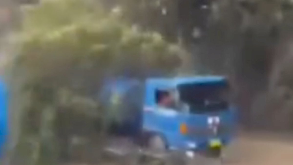 VIDEO: Viral, Detik-detik Mobil Truk Selamat dari Material Longsor