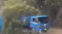 VIDEO: Viral, Detik-detik Mobil Truk Selamat dari Material Longsor