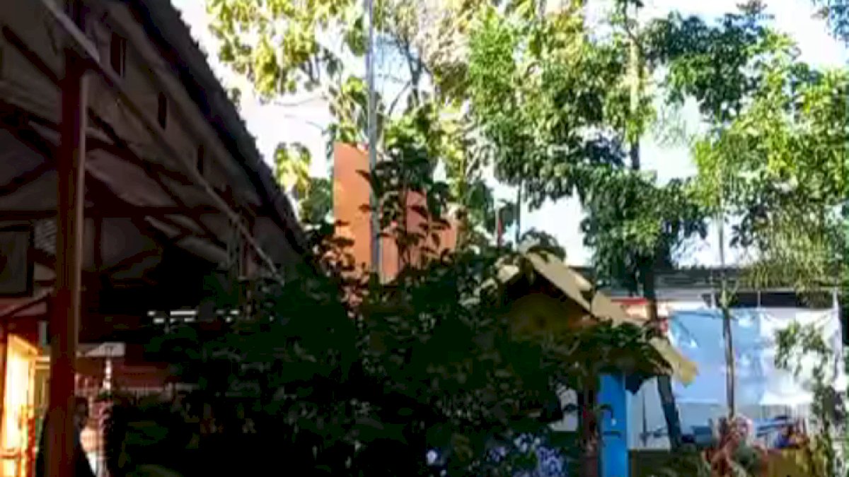 VIDEO: Aksi Heroik Guru di Gowa, Panjat Tiang Bendera saat Upacara Hardiknas Akibat Tali Terputus
