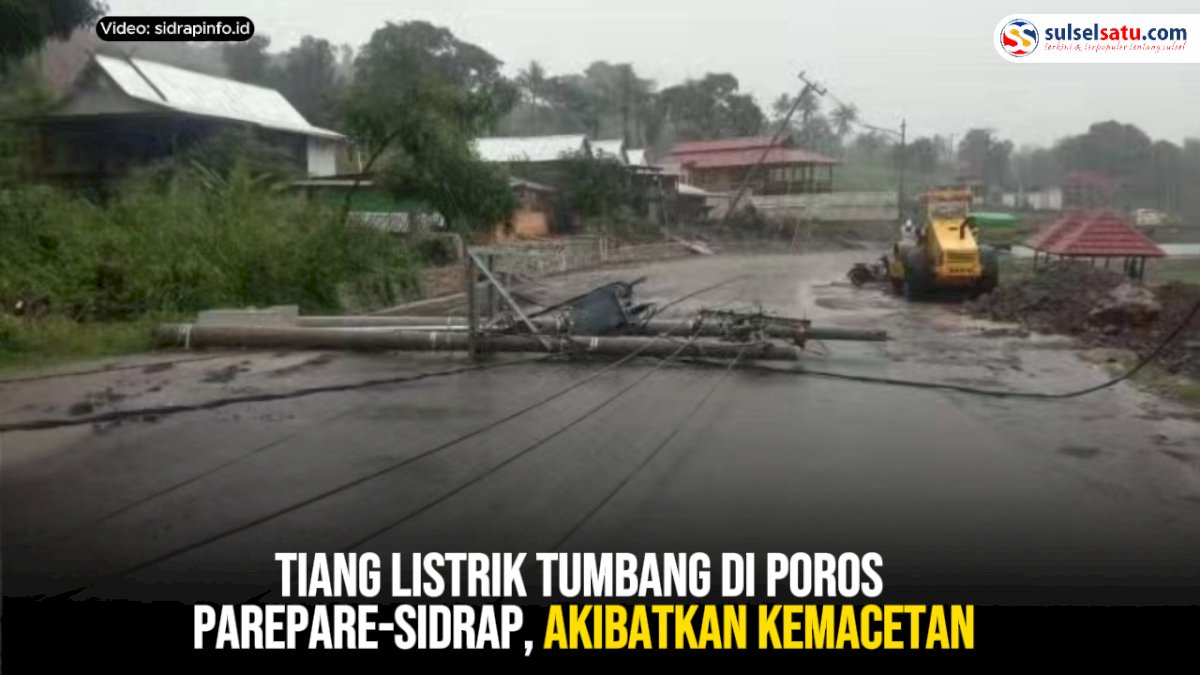 VIDEO: Tiang Listrik Tumbang di Poros Parepare-Sidrap, Akibatkan Kemacetan