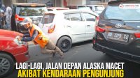 VIDEO: Lagi-lagi, Jalan Depan Alaska Macet Akibat Kendaraan Pengunjung