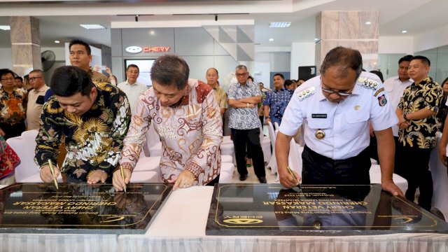 Danny Pomanto tanda tangan prasasti pembukaan dealer Chery Veteran Makassar. Foto: Istimewa. 
