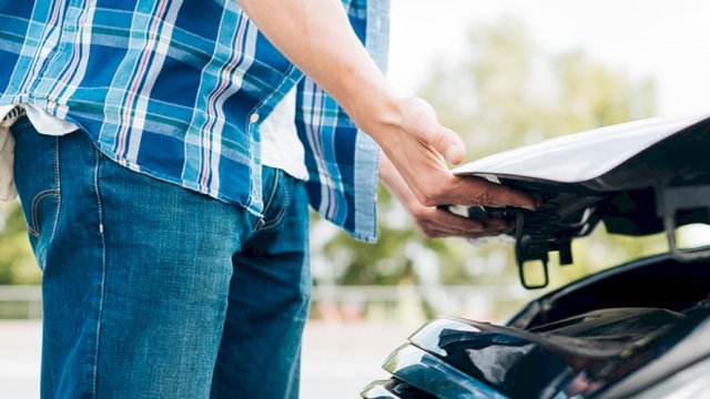 Kalla Toyota bagi tips menutup kap mesin yang tepat. Foto: Dokumen Kalla Toyota.