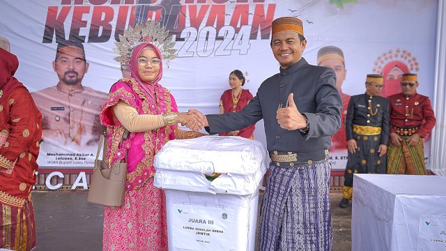 PT Vale serahkan hadiah lomba Bebas Jentik saat Roadshow Kebudayaan 2024. Foto: Istimewa.