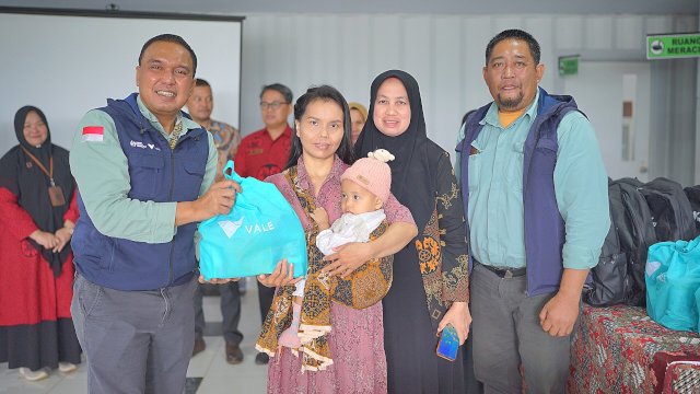 PT Vale serahkan bantuan makanan kesehatan bagi masyarakat di puskesmas area pemberdayaan. Foto: Istimewa.