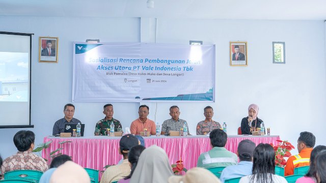 Sosialisasi Rencana Pembangunan Akses Jalan Utara di kantor Desa Longori, Kecamatan Baula, Kolaka. Foto: Istimewa.