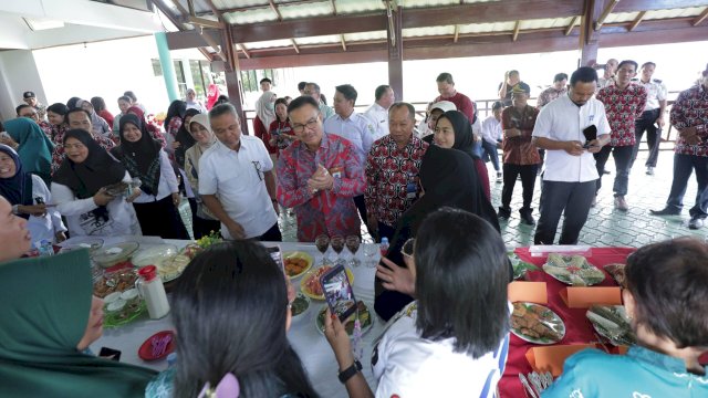 PT Vale bagikan makanan kepada ibu hamil demi mencegah stunting. Foto: Istimewa.