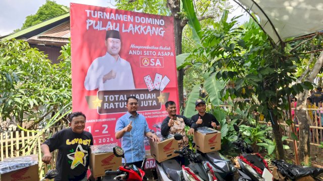 Andi Seto bersama SAdAP dan 4 motor hadiah turnamen domino di Pulau Lakkang.