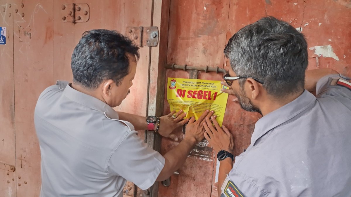 Menunggak Sejak Tahun 2019, 17 Front Toko di Pasar Panakkukang Disegel