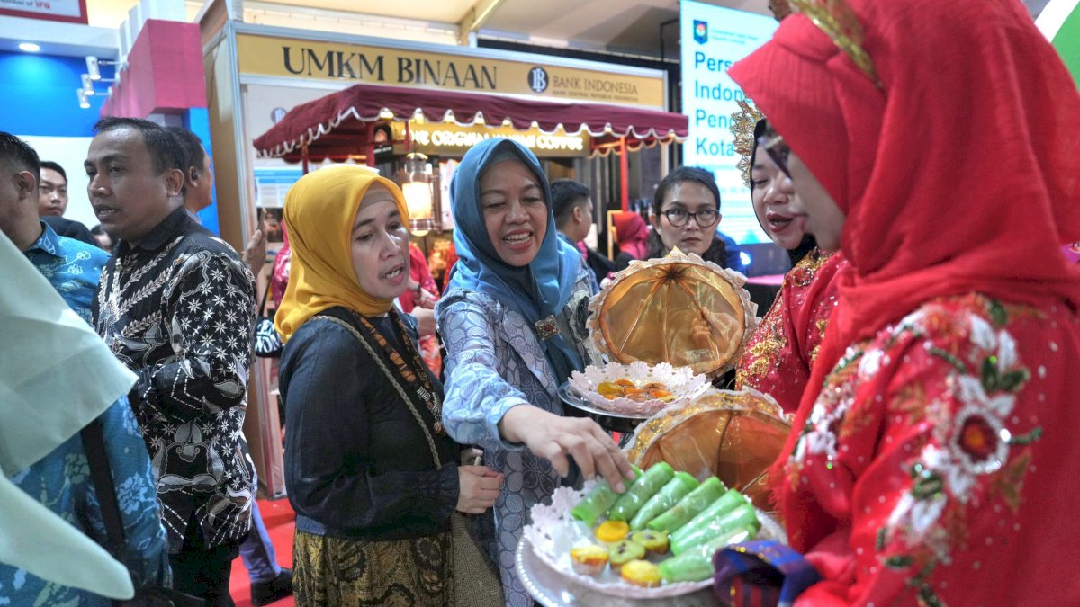 Booth Kota Makassar Dikunjungi Hingga Ribuan Orang di Hari Pertama ICE Apeksi 2024