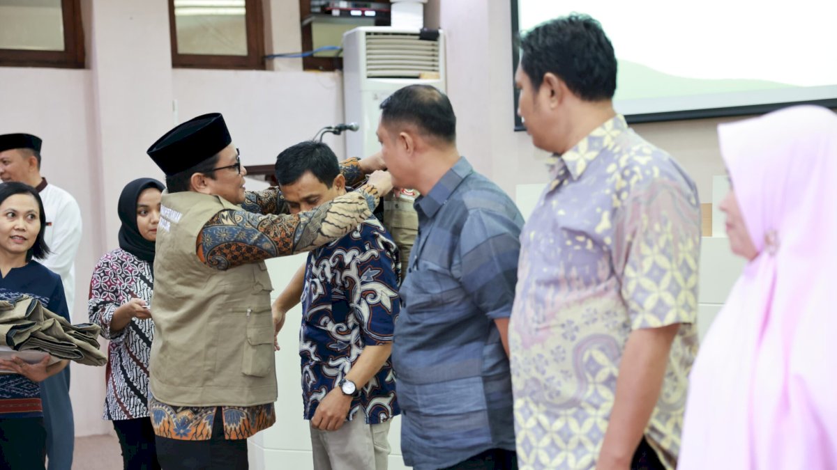 Pemkot Makassar Melepas 100 Orang Tim Pemeriksaan Kesehatan Hewan Kurban 1445