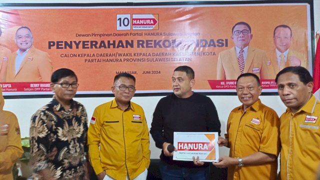Ketua DPD Hanura Sulsel Amsal menyerahkan surat tugas ke Munafri Arifuddin calon Wali Kota Makassar. Foto/SS