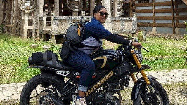 Alva Prita Damayanti, lady bikers XSR 155 jelajahi wisata Makassar Toraja. Foto: Istimewa.