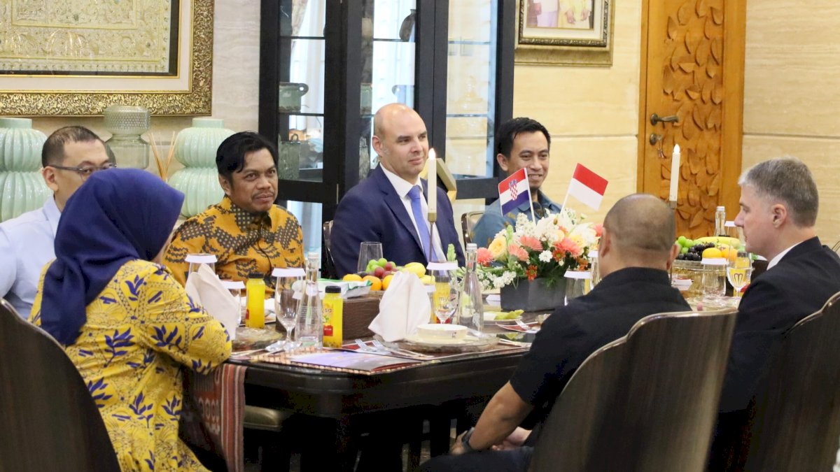 Pj Sekda Firman Pagarra Bahas Kerja Sama Low Carbon City Bersama Kroasia