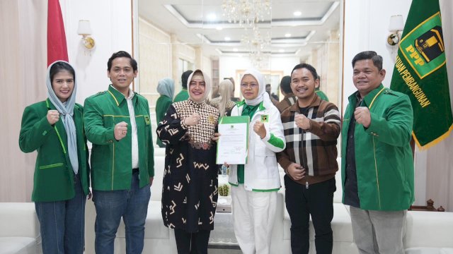 Penyerahan surat tugas dari PPP ke Indira Yusuf Ismail sebagai bakal calon Wali Kota Makassar. ist