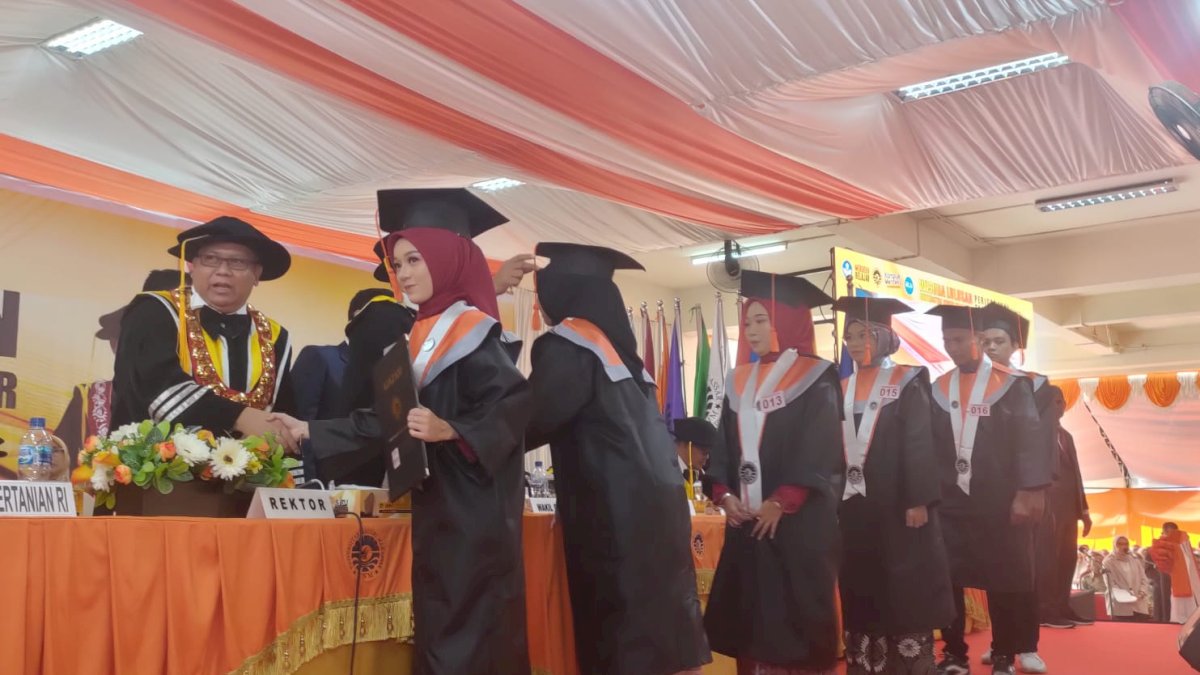 Kukuhkan 1000 Wisudawan, Ini Pesan Rektor UNM Prof Karta Jayadi