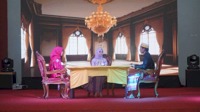 Siswa Sekolah Islam Athirah pentaskan drama cerita rakyat. Foto: Istimewa.