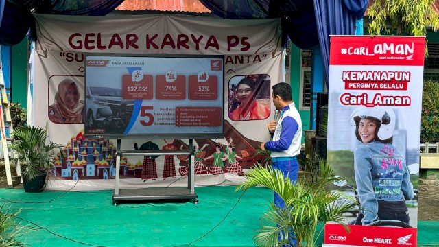 Instruktur Safety Riding Asmo Sulsel Wanny sosialisasikam keselamatan berkendara kepada pelajar SMA di Makassar. Foto: Istimewa.