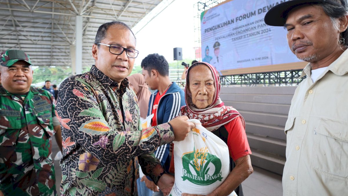Danny Pomanto Lepas Pendistribusian Bantuan Pangan Beras Pemerintah Tahap II di Makassar