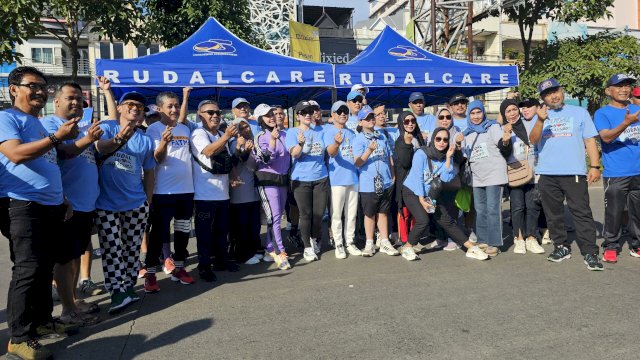 Rusdin Abdullah bersama Fatmawati Rusdi mengunjungi stan Rudal Care di Jalan Boulevard, Makassar. Foto/SS