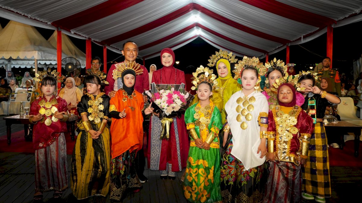 Melalui Fashion Show di Festival Sulsel Menari, Ninuk Triyanti Zudan Beri Ruang Desainer Lokal Tampilkan Karya