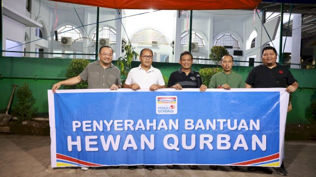 Indomaret Cabang Makassar menyerahkan bantuan sapi kurban kepada Pemkot Makassar. ist