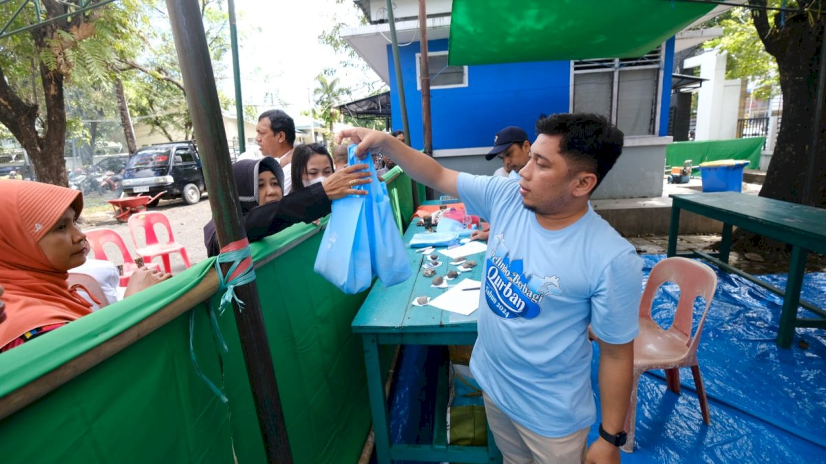 Pelindo Regional 4 Salat Iduladha Bersama Masyarakat dan Salurkan Daging Kurban