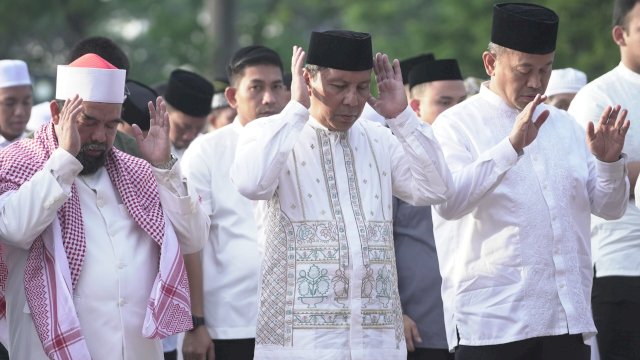 Wali Kota Makassar Danny Pomanto Salat Id di Lapangan Karebosi. Foto: Istimewa.